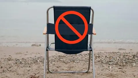 ¿Chao a las reposeras y sillas de playa? La nueva moda que busca imponerse este verano en Chile