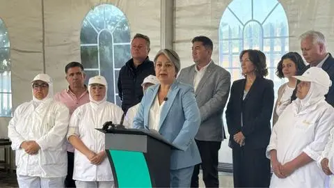 Jeannette Jara llega a Talcahuano a descartar “fake news” sobre su postura frente a la pesca industrial