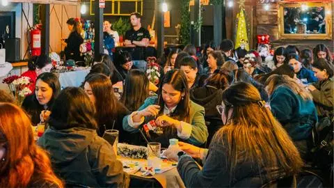 Pinta y Brinda invita a celebrar la magia de la Navidad con arte y comunidad este miércoles 10 de diciembre en Bar Concepción