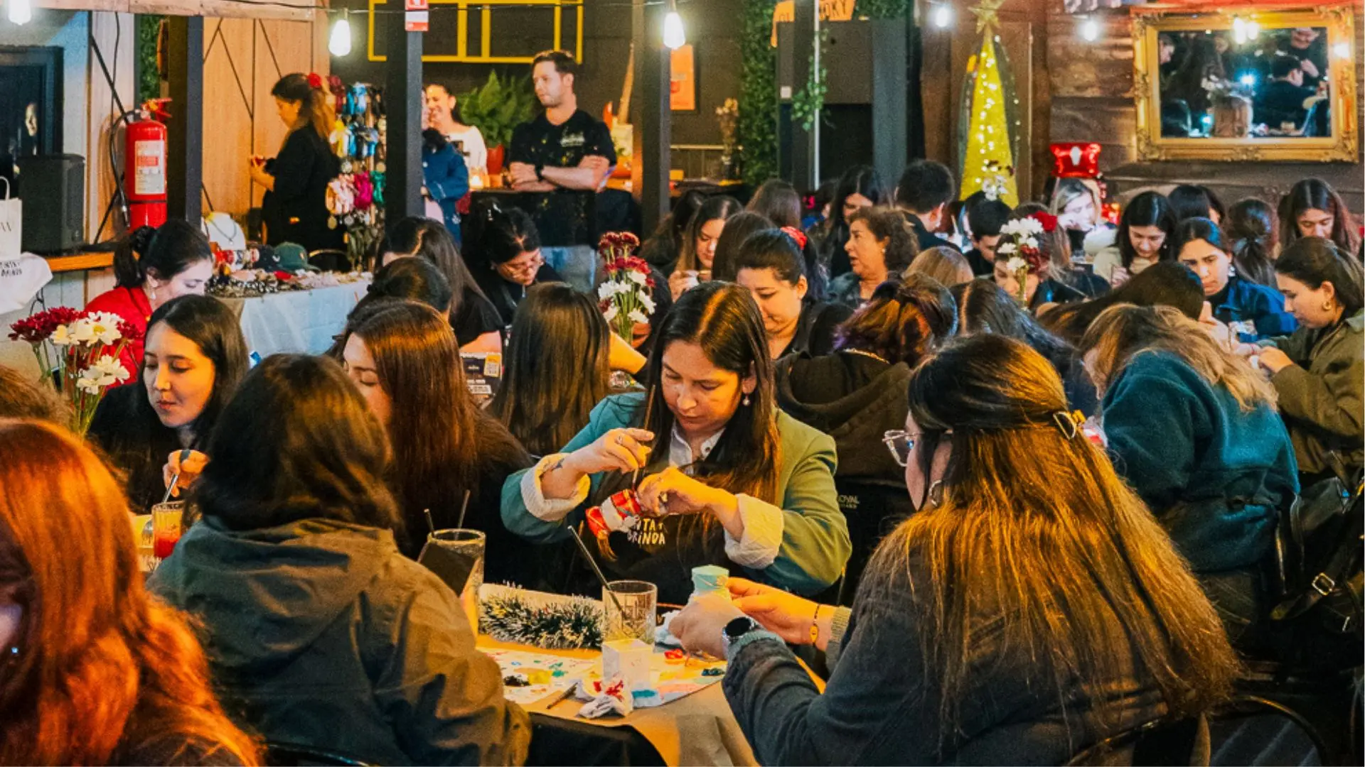 Pinta y Brinda invita a celebrar la magia de la Navidad con arte y comunidad este miércoles 10 de diciembre en Bar Concepción