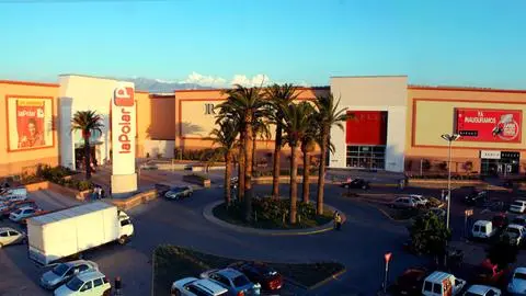 Ordenan a centro comercial pagar millonario monto a cliente por robo de su vehículo en estacionamiento