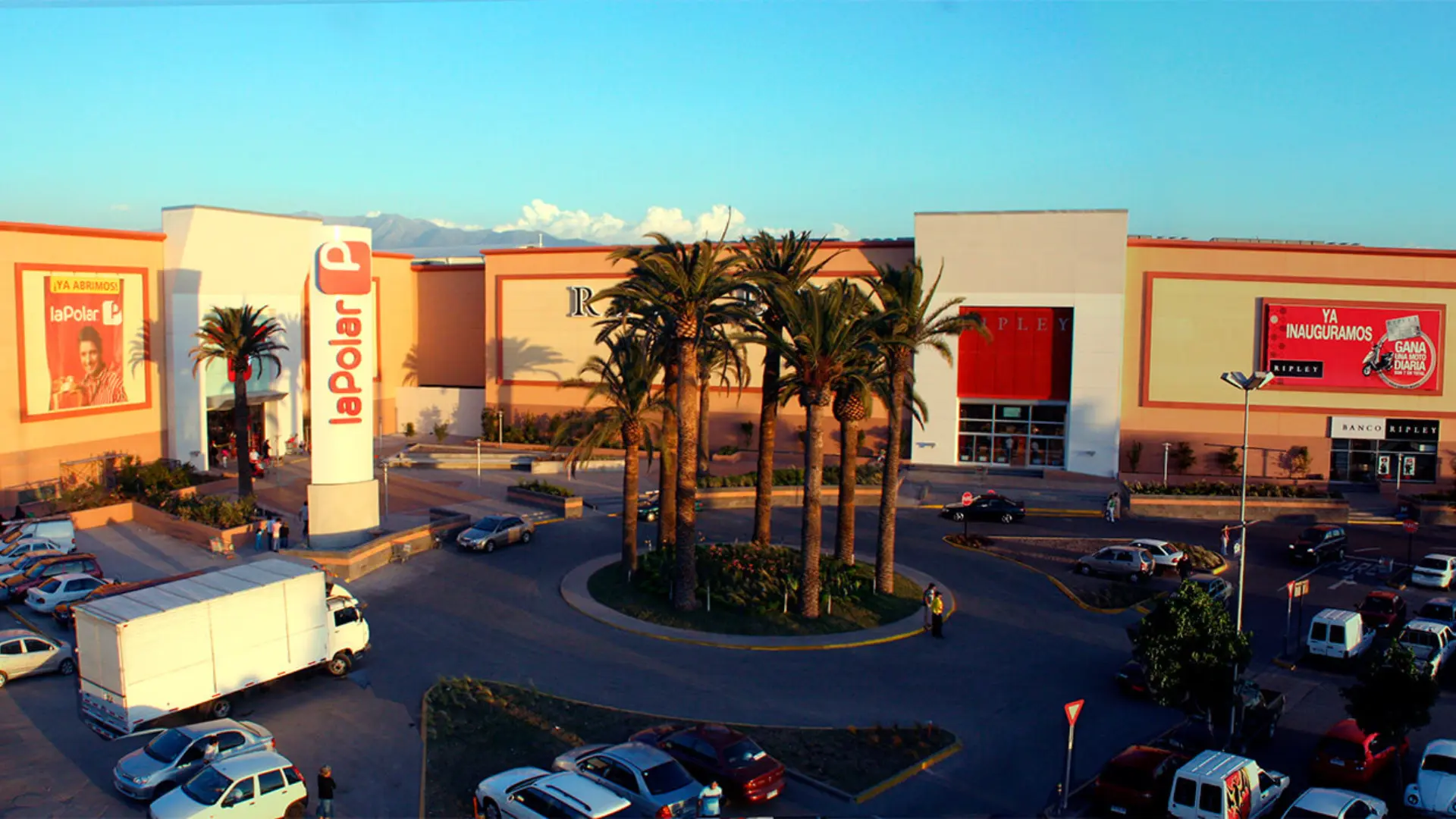 Ordenan a centro comercial pagar millonario monto a cliente por robo de su vehículo en estacionamiento