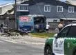 Microbús derrumba poste tras accidente vehicular y provoca amplio corte de luz en San Pedro de la Costa