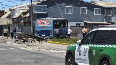 Microbús derrumba poste tras accidente vehicular y provoca amplio corte de luz en San Pedro de la Costa