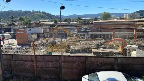 Peligro de derrumbes, polvo y vibraciones: Preocupación en sector Camilo Henríquez de Concepción tras demolición de antiguo terminal