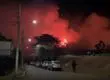 Grave incendio forestal cercano a viviendas en Constitución lleva casi un día activo: Senapred declaró Alerta Roja
