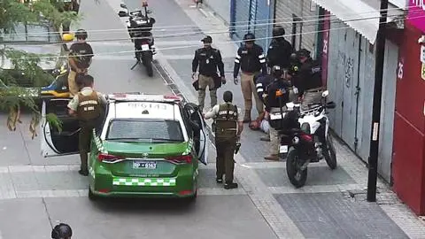 Comerciante informal apuñala a funcionario de seguridad municipal de Santiago durante fiscalización en Barrio Meiggs