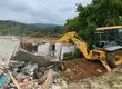 ¿Qué pasará con el terreno? Demuelen casas usadas para tráfico de drogas en una antigua toma de Penco