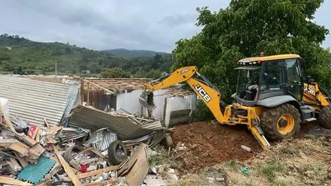 ¿Qué pasará con el terreno? Demuelen casas usadas para tráfico de drogas en una antigua toma de Penco