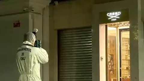 Por una pared: Perfumería sufre millonario robo en Santiago