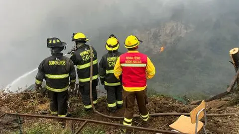 Alerta Roja por el incendio El Estanque-La Isla en Valparaíso: Evacúan a vecinos por riesgo de propagación