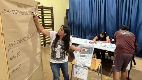 Hombre incumplió su arresto domiciliario total para ir a votar: 15 detenidos durante elecciones en el Biobío