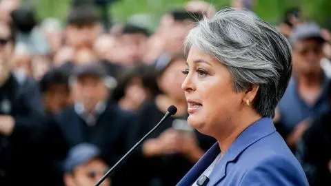 Jeannette Jara asume la derrota con una llamada a José Antonio Kast