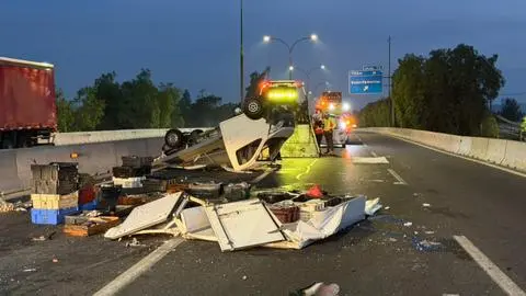 Choque por alcance a camión de carga dejó pescados y mariscos esparcidos por la Autopista Central