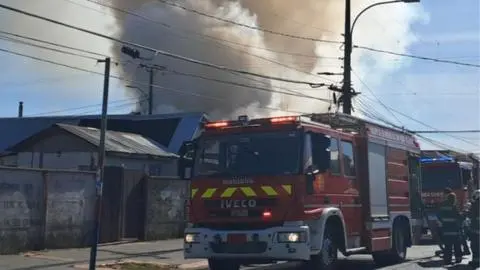 Incendio en Boca Sur deja cuatro viviendas afectadas y una persona fallecida