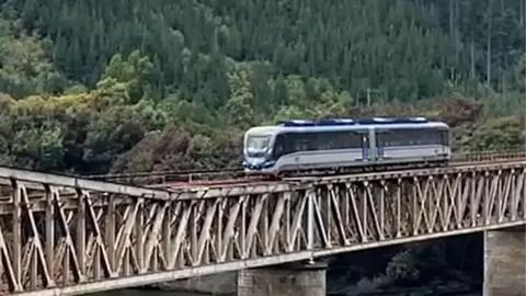 Modernización del Buscarril Talca-Constitución: nuevo tren Marcopolo Rail inicia pruebas en Constitución