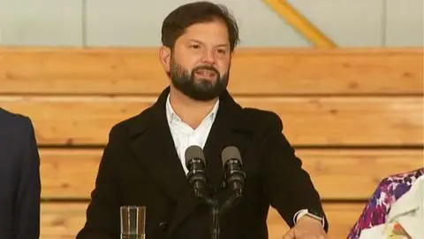 Boric llama a la unidad nacional tras votar en Punta Arenas: “Chile es uno solo”