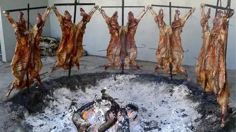 Cordero al palo chileno es elegido entre los 100 mejores platos del mundo por Taste Atlas