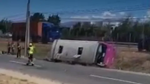 Al menos tres incidentes graves marcan la peregrinación a Lo Vásquez: vuelco de minibús deja 25 lesionados