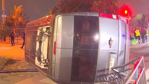 Chofer a la fuga: Furgón que trasladaba conductores del sistema RED volcó en La Pintana