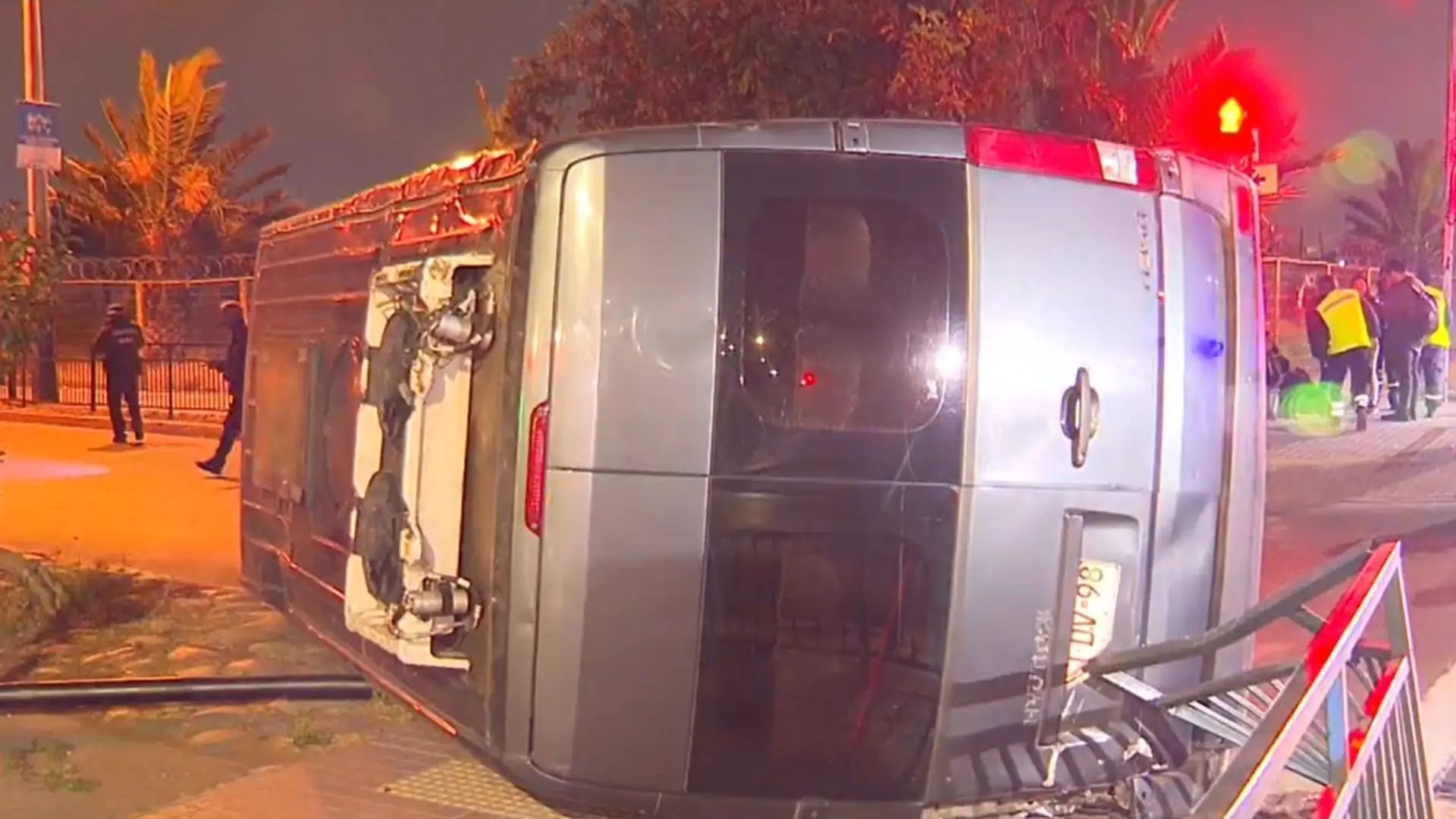 Chofer a la fuga: Furgón que trasladaba conductores del sistema RED volcó en La Pintana