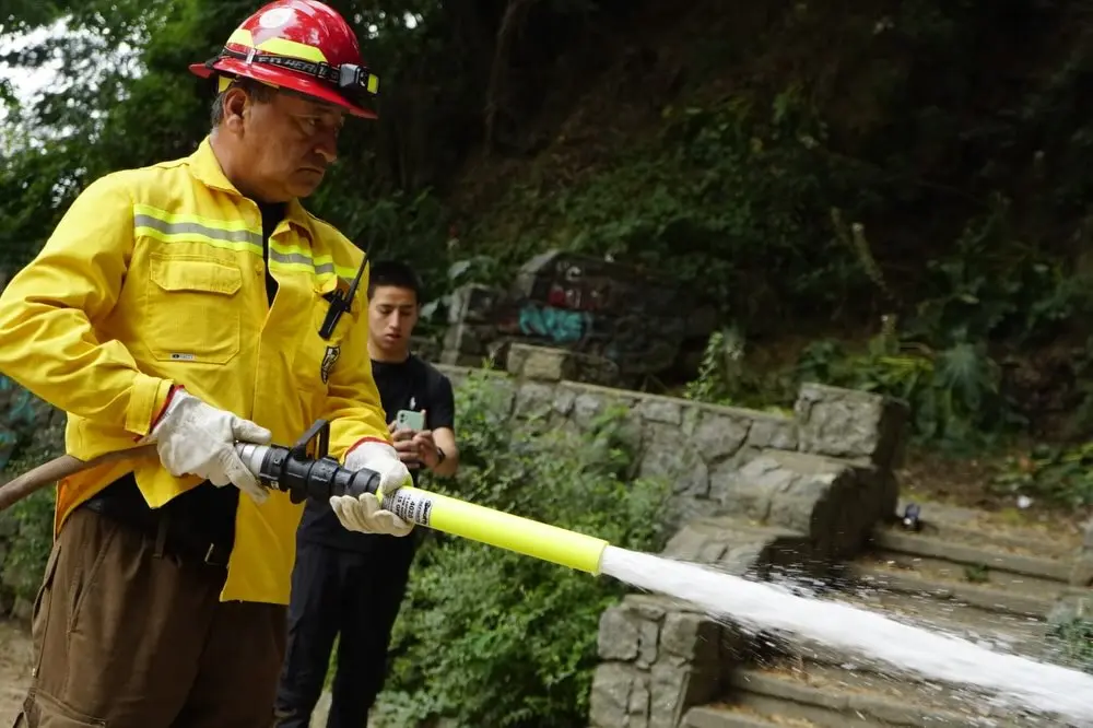 Brigada Andalién fortalece su labor contra incendios forestales con nuevo equipamiento entregado por Corma y Phos-Check