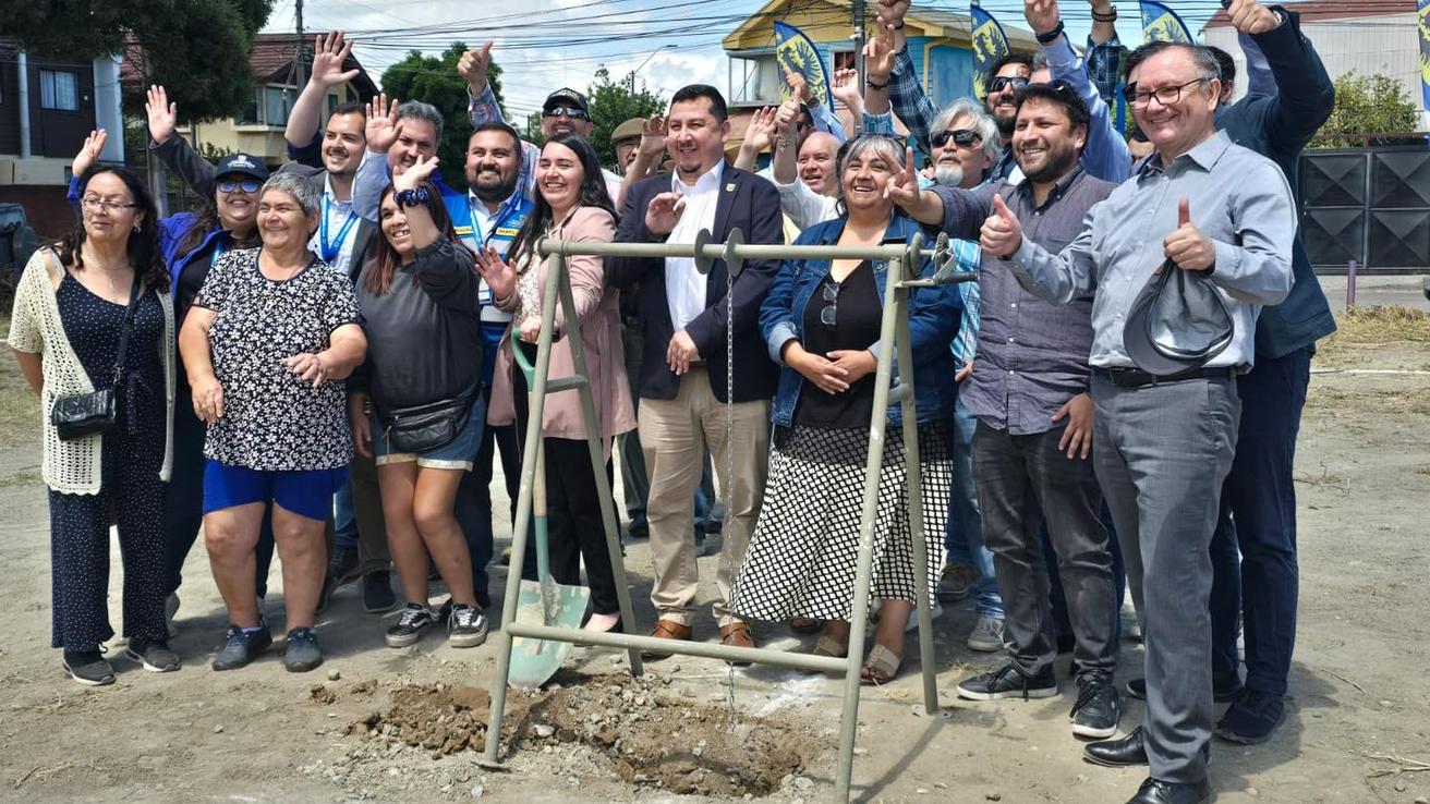 Con primera piedra vecinos de sector Waldo Valle dieron inicio a obras de nueva cancha de pasto sintético