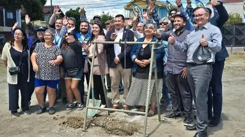 Con primera piedra vecinos de sector Waldo Valle dieron inicio a obras de nueva cancha de pasto sintético
