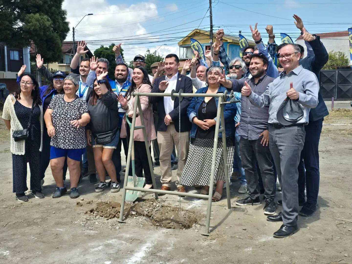 Con primera piedra vecinos de sector Waldo Valle dieron inicio a obras de nueva cancha de pasto sintético
