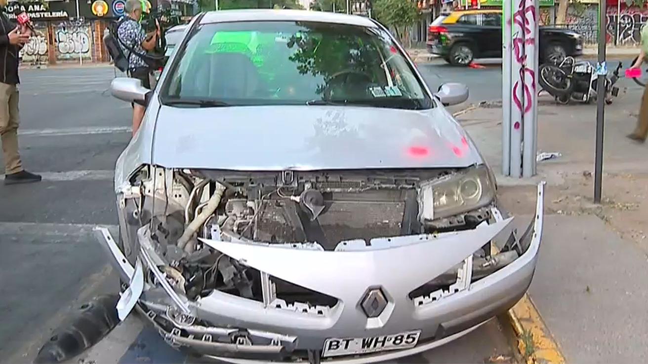 Conductor ebrio protagoniza accidente en Providencia que deja a un carabinero lesionado