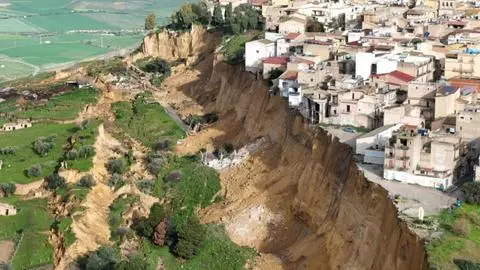 Impresionantes imágenes: Pueblo en Italia se encuentra al borde de un acantilado
