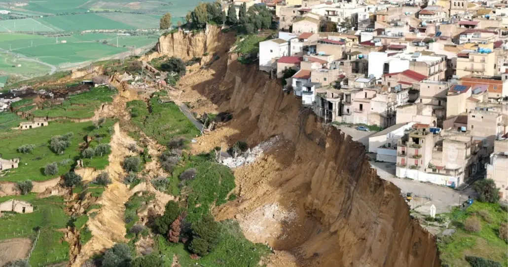 Impresionantes imágenes: Pueblo en Italia se encuentra al borde de un acantilado