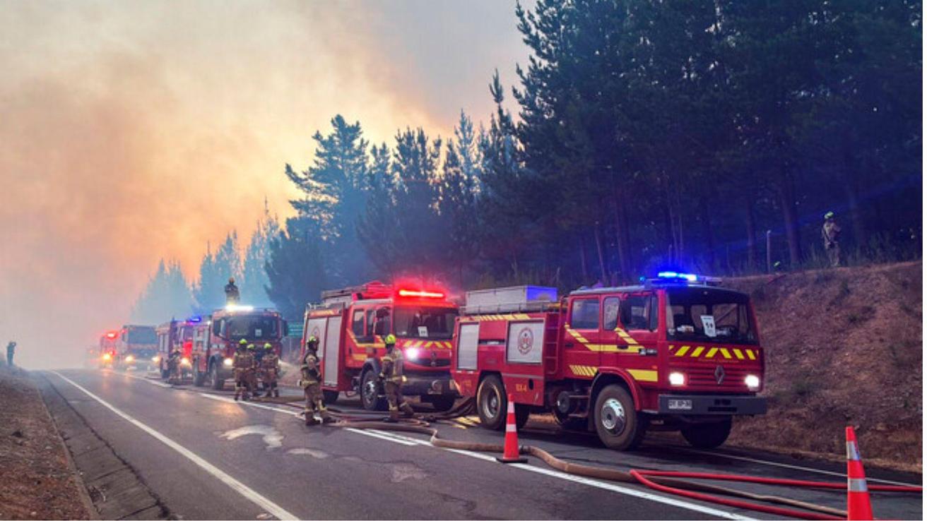 Denuncian ataque a bomberos mientras combatían incendio forestal en Concepción