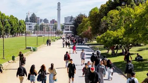 Jóvenes en Chile ya no creen en el futuro: UdeC detecta más individualismo, rechazo a la maternidad y obsesión por los postgrados
