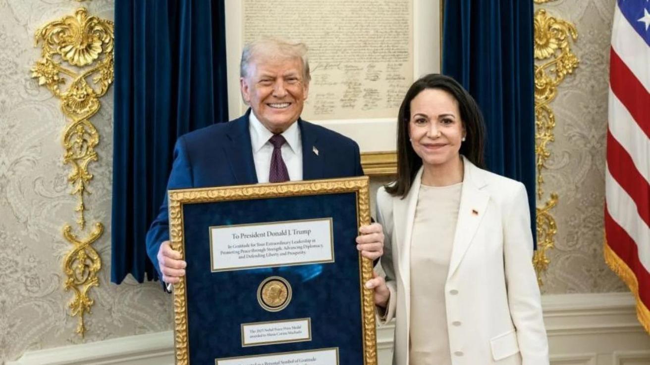 María Corina Machado entrega su medalla del Nobel a Donald Trump por su “extraordinario liderazgo para promover la paz”