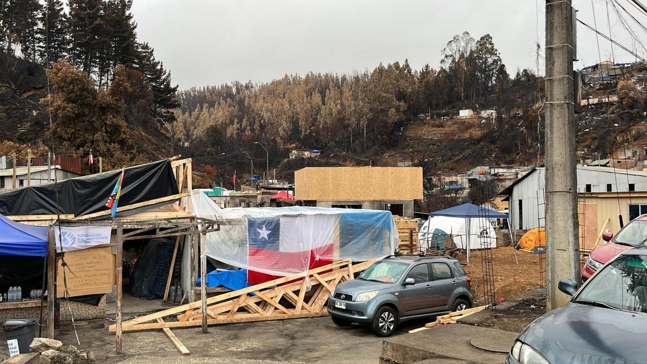 Damnificados por incendios en Lirquén enfrentaron tormentas y lluvias en carpas y viviendas cubiertas con nylon