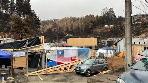 Damnificados por incendios en Lirquén enfrentaron tormentas y lluvias en carpas y viviendas cubiertas con nylon