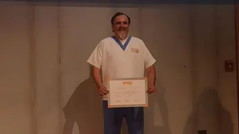 Paul Vázquez “el flaco” celebra tras titularse de la carrera de técnico en Enfermería