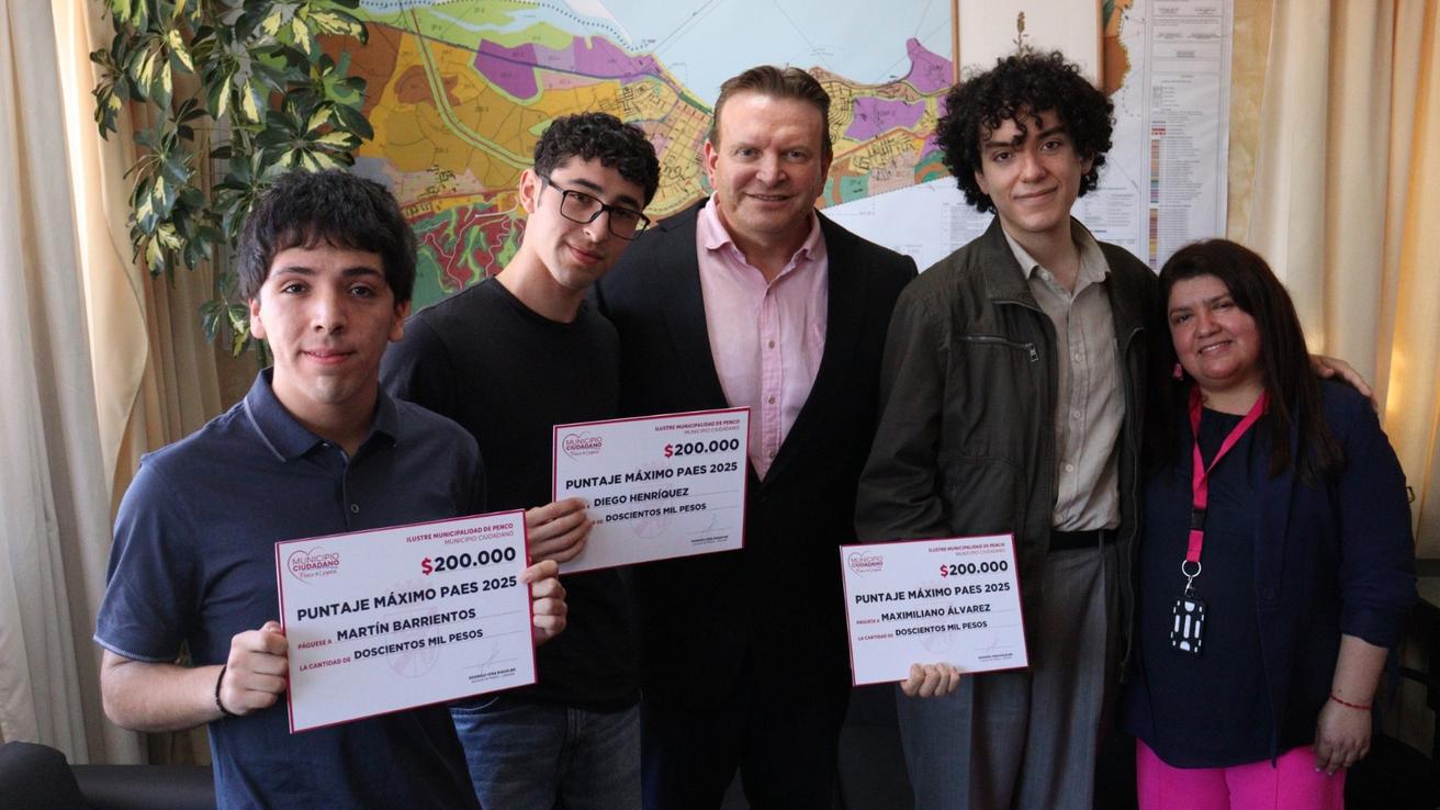 Penco reconoce a estudiantes con puntaje nacional PAES y anuncia 1.000 becas para educación superior