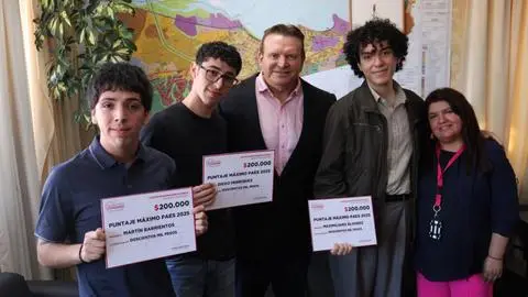 Penco reconoce a estudiantes con puntaje nacional PAES y anuncia 1.000 becas para educación superior