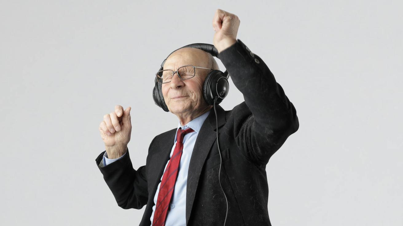 Escuchar música o tocar un instrumento en la vejez podría reducir el riesgo de demencia según estudio