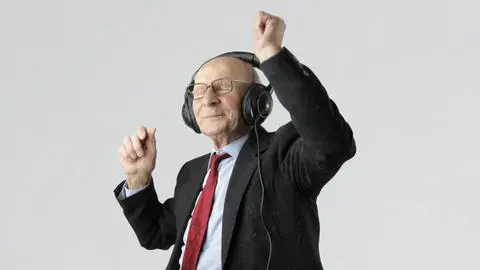 Escuchar música o tocar un instrumento en la vejez podría reducir el riesgo de demencia según estudio