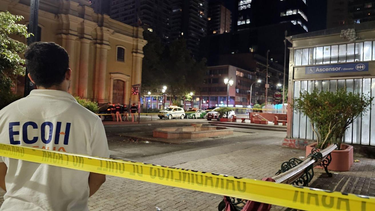 Un fallecido y tres heridos deja balacera en plaza de Santiago Centro