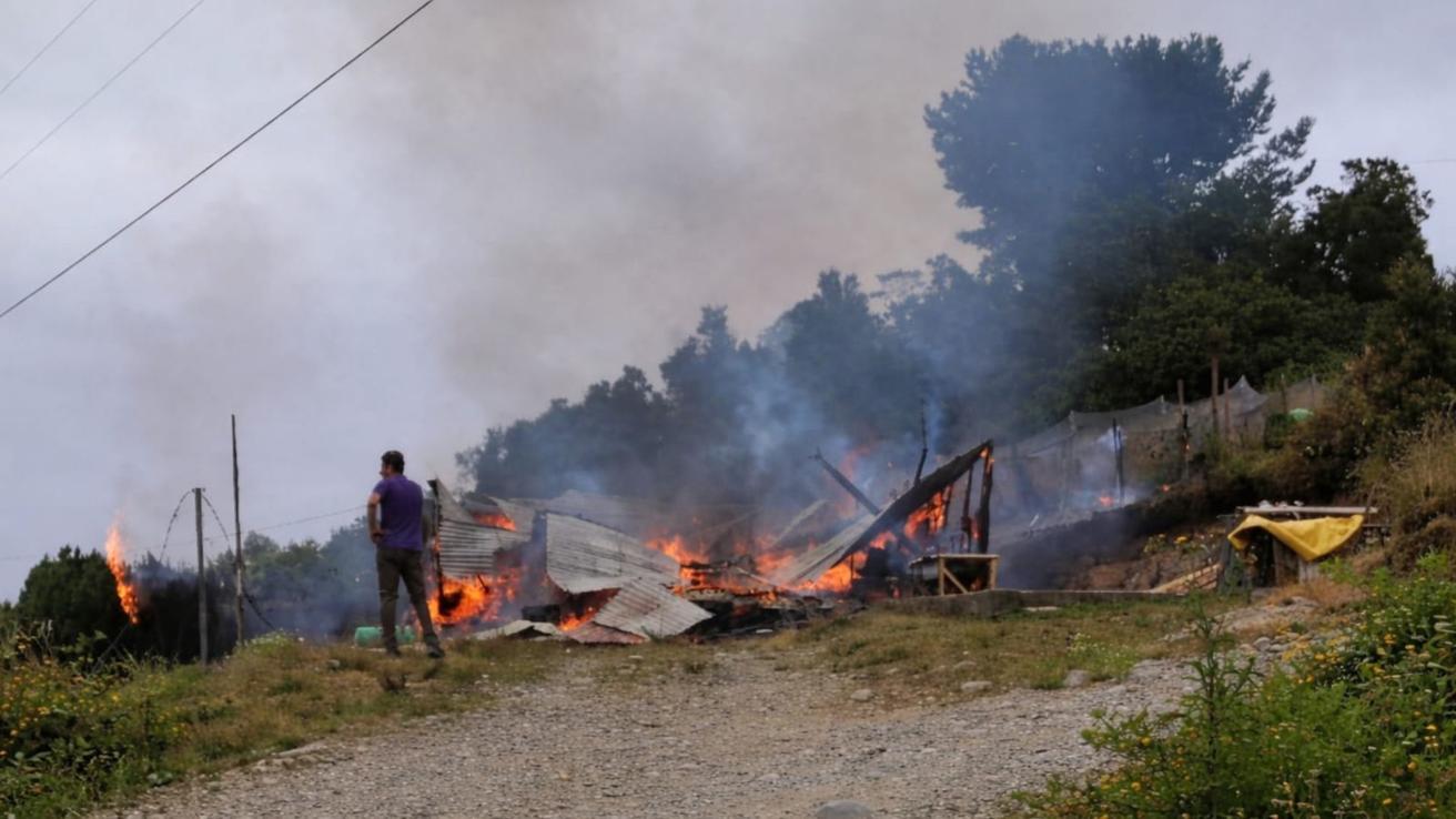 Dos hermanos de 7 y 9 años fallecen en incendio que destruyó una vivienda en la Isla Huar en Calbuco