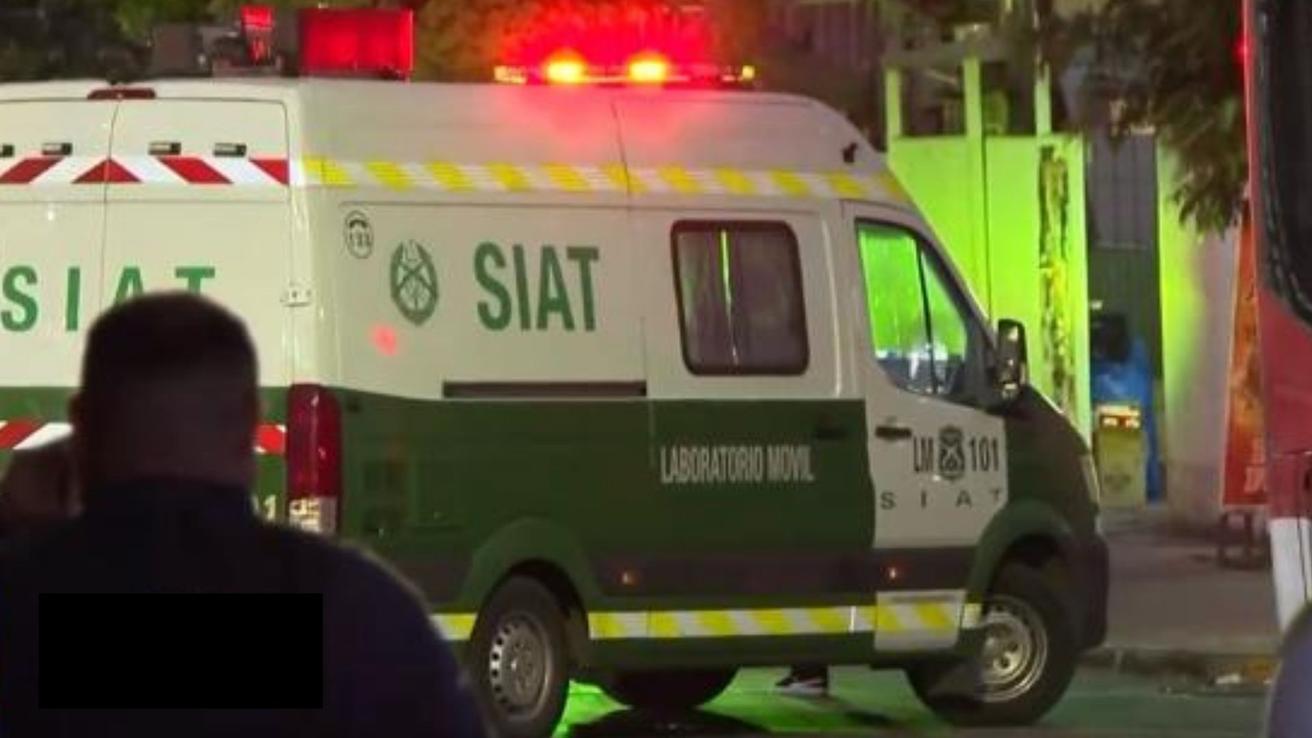 Micro terminó chocando con una casa: Ciclista fallece tras ser atropellado por un bus del transporte público en Peñalolén