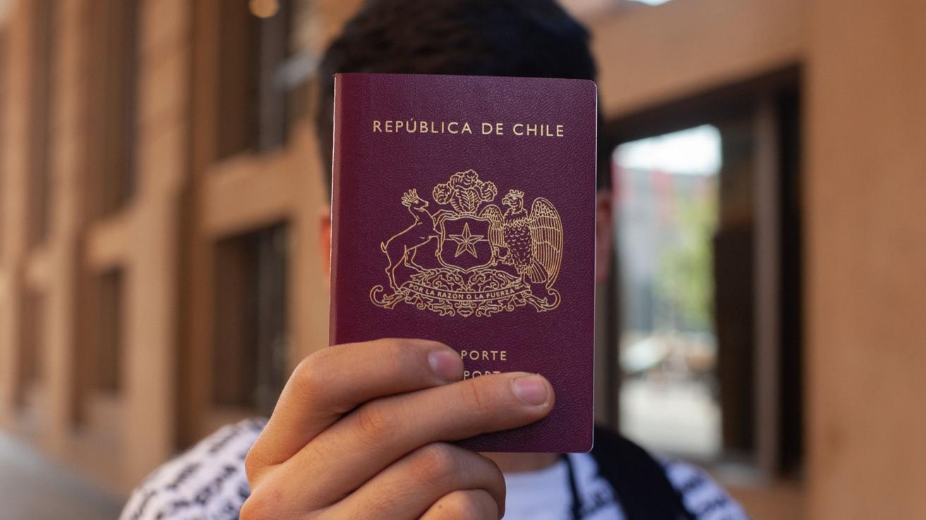 Alertan bloqueo de pasaportes vigentes por error del Registro Civil: así puedes revisar la situación de tu documento