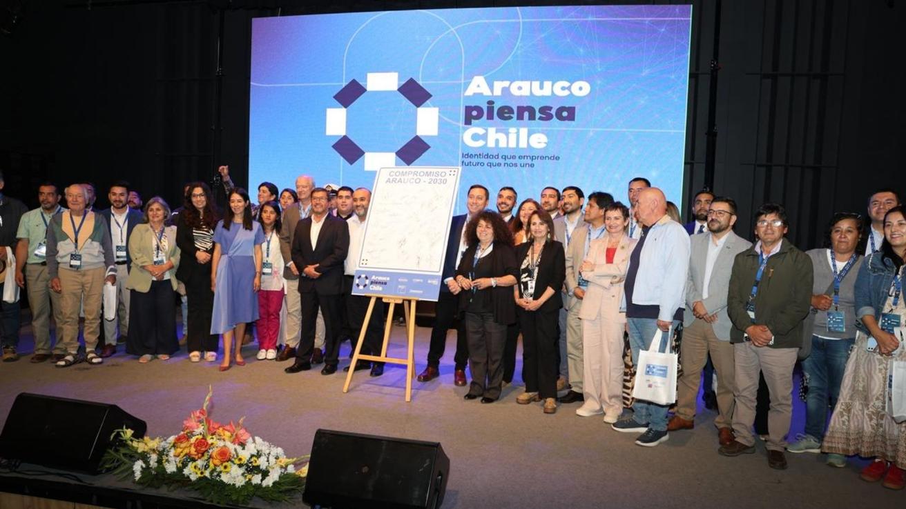 Líderes públicos y privados firman acuerdo de 10 compromisos para el progreso de la Provincia de Arauco