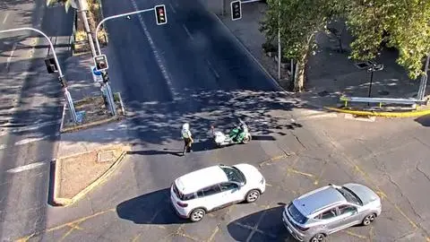 Intentó esquivar a un peatón: Conductor de motocicleta muere tras ser impactado por una micro en el límite de Santiago con Providencia