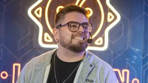 “He trabajado harto en una rutina transversal”: Comediante penquista Erwin Padilla debuta esta noche en el Festival de Olmué 2026