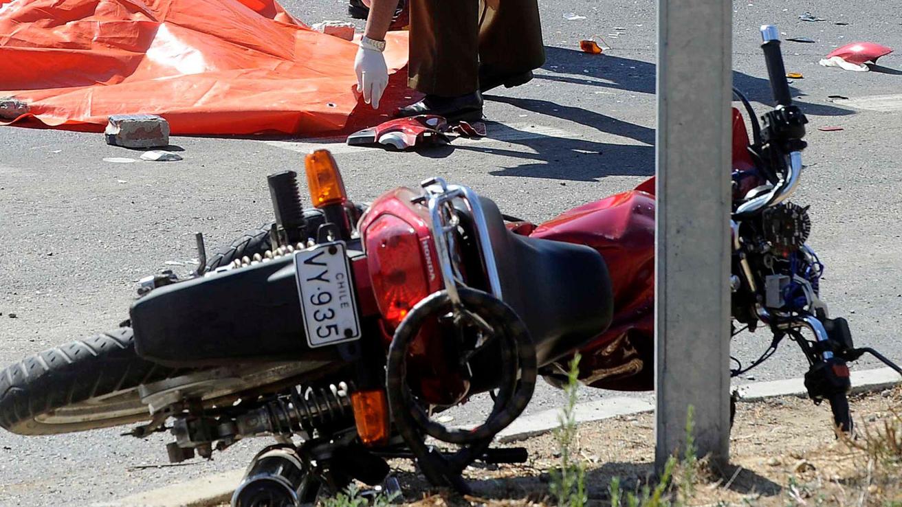 Cayó a la vía tras perder el control de la conducción: Chofer fallece tras sufrir grave accidente vehicular en Vichuquén